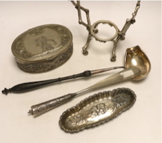 A plated kettle stand, a metal box, a silver pin tray, a toddy ladle and a handled shoe horn (5)